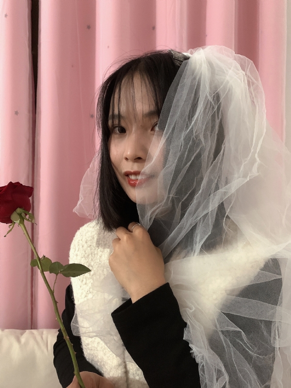 持紫菜包饭的女孩的第一张照片--金门交友网